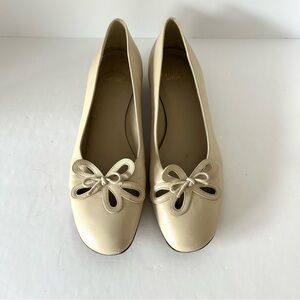 Stuart Weitzman Ballet Flat Shoe Romantic Cut-Out Bow Beige Leather Size 8.5
